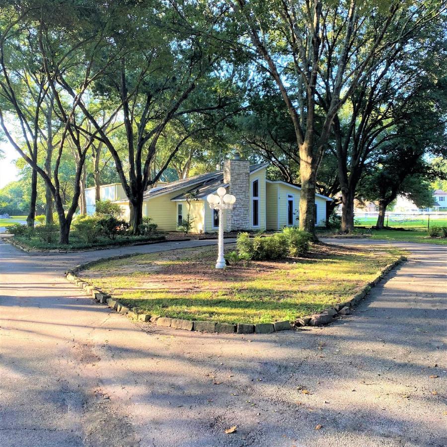 Stunning 4 Acre Retreat With Hot Tub, Sauna And Pool Tomball Extérieur photo