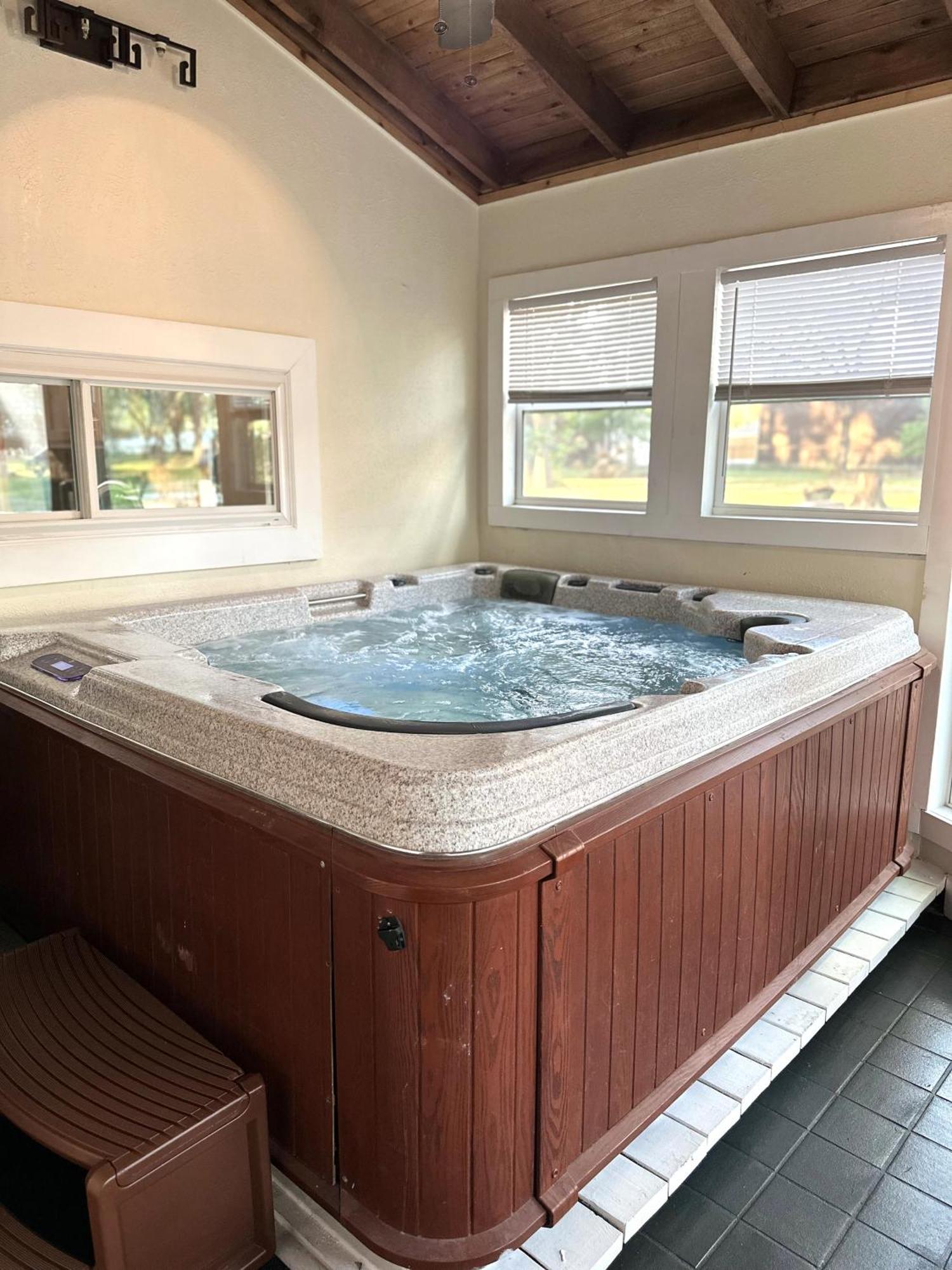 Stunning 4 Acre Retreat With Hot Tub, Sauna And Pool Tomball Extérieur photo