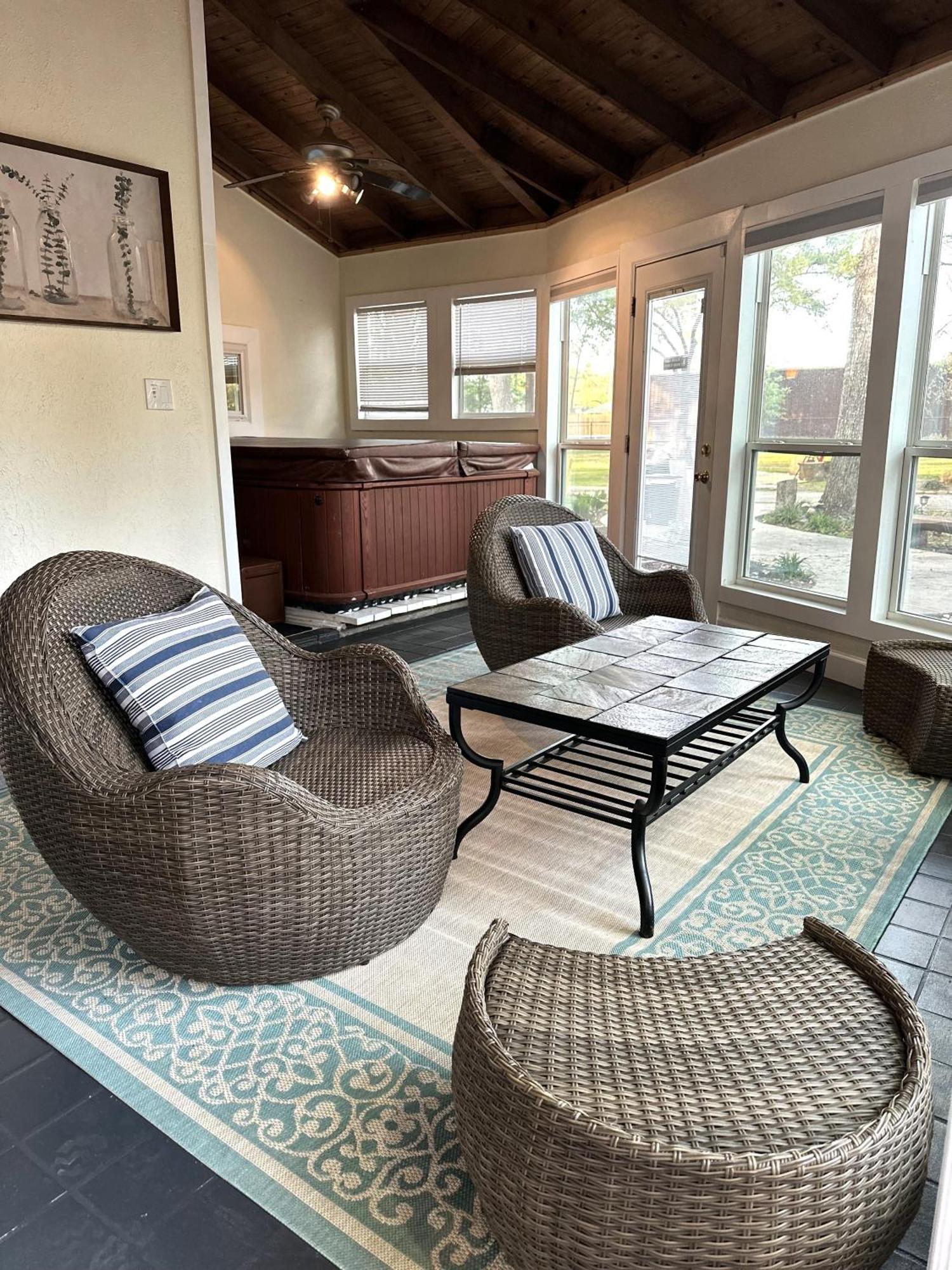 Stunning 4 Acre Retreat With Hot Tub, Sauna And Pool Tomball Extérieur photo